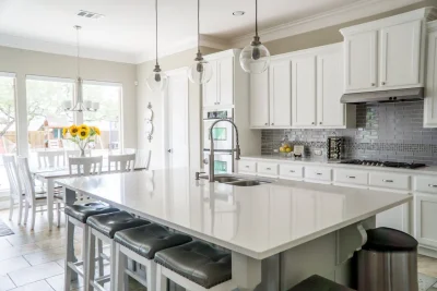 Interior modern de bucătărie cu mobilier aliniat perfect